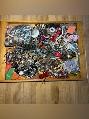 2,32 Kilo of Beads and Broken Jewelry for Crafting